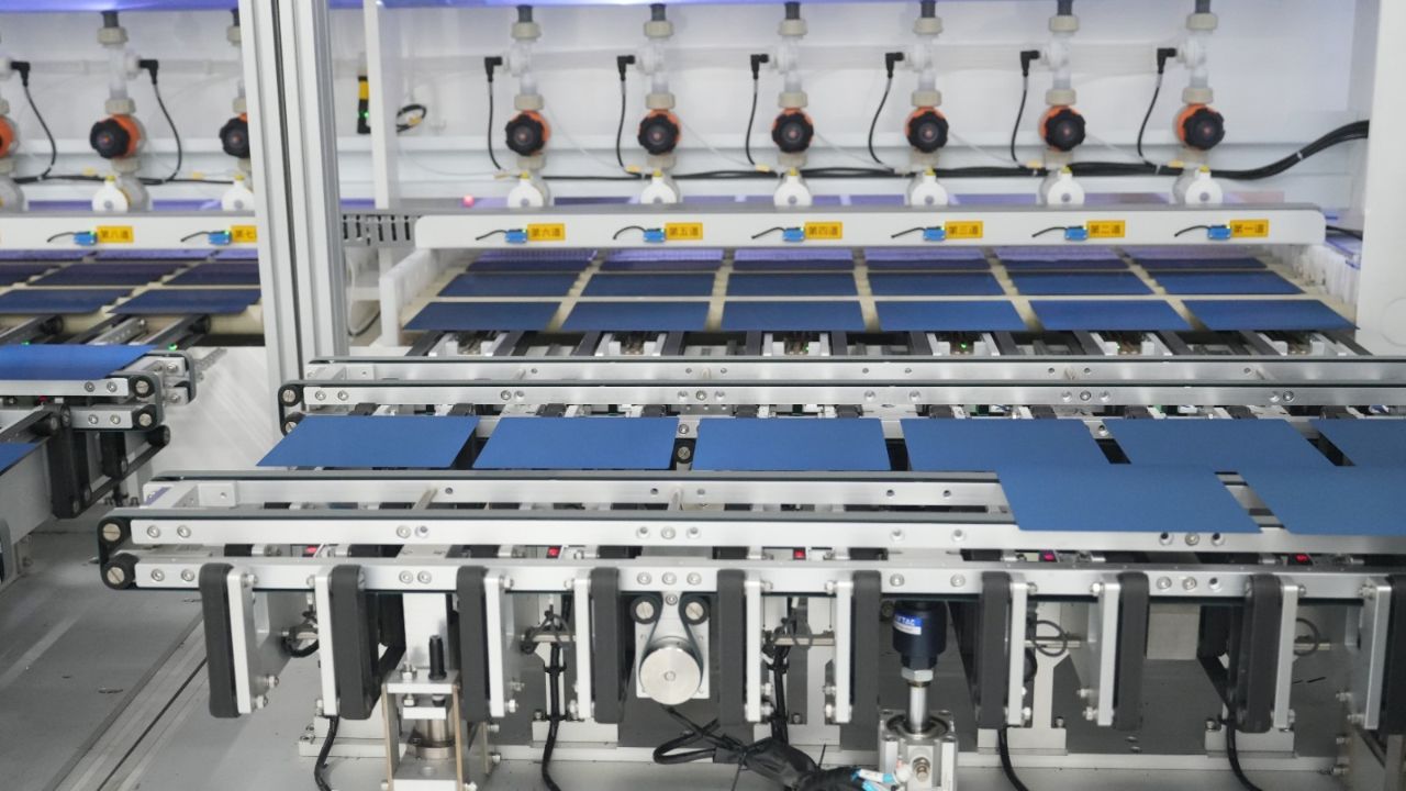 在晶澳公司6GW高效太阳能电池智能生产车间，BSG上料机正在上料。（张明明 侯爱强 摄）.jpg